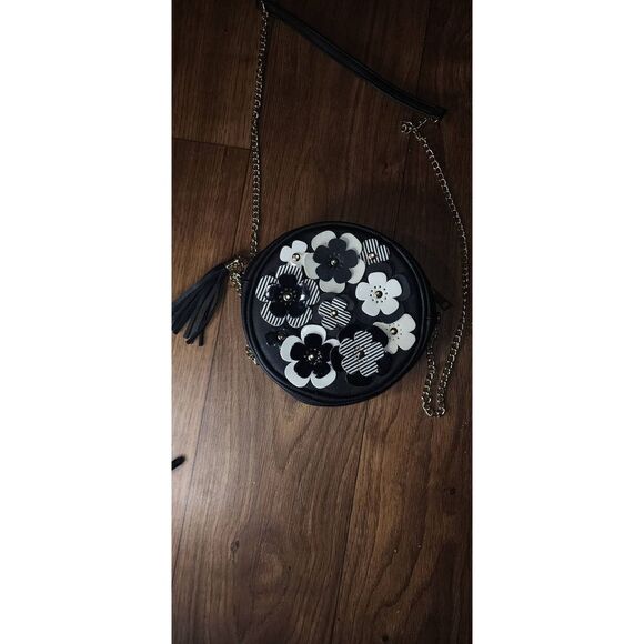 Round Crossbody  - Picture 4 of 4